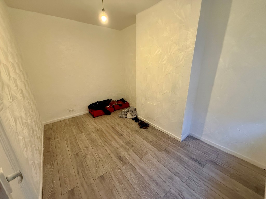 Lot: 61 - FREEHOLD PAIR OF FLATS FOR INVESTMENT - First floor bedroom